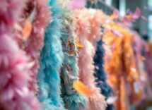 Abito elegante con piume per la moda primavera estate 2025