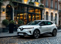 Renault 4 E-Tech Electric in un paesaggio urbano