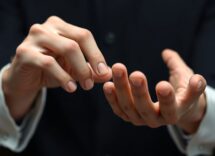 Gianni Morandi mostra la riunione di Pasqua: tra dolci, musica e curiosità sul figlio